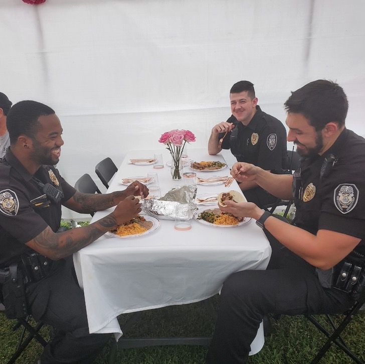 Os policiais ignoraram a denúncia de barulho e se sentaram para comer o bolo da aniversariante - Foto: Delegacia de Polícia de Greensboro