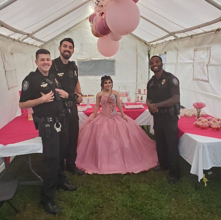 Kimberly Méndez e os policiais que iluminam sua festa de 15 anos - Foto: Delegacia de Polícia de Greensboro