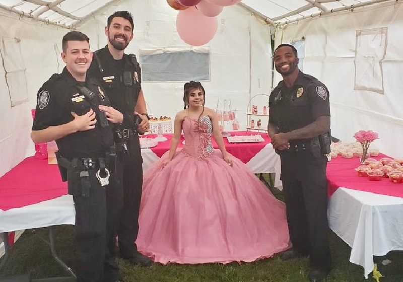 Quando atenderam à denúncia de barulho, os policiais perceberam que a garota com deficiência não tinha amigos... e ficaram na festa - Foto: Delegacia de Polícia de Greensboro