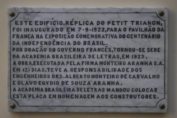 Placa comemorativa em homenagem a primeira transmissão do rádio no Brasil, em 1922, no Rio de Janeiro - Foto: reprodução EBC