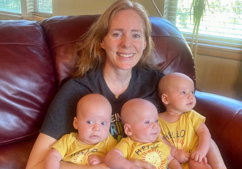 Audrey foi informada aos 41 anos que tinha 10% de chance de engravidar e hoje exibe os trigêmeos idênticos lindos e saudáveis - Foto: Divulgação