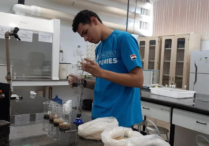 Essa é a primeira vez que David anda de avião e faz uma viagem ao exterior. É a ciência proporcionando o mundo para o estudante. Foto: Divulgação