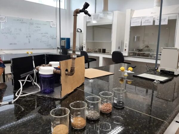 O público-alvo do projeto são comunidades que sofrem com a ausência de água tratada e a ideia não é comercializar o filtro. Foto: Divulgação