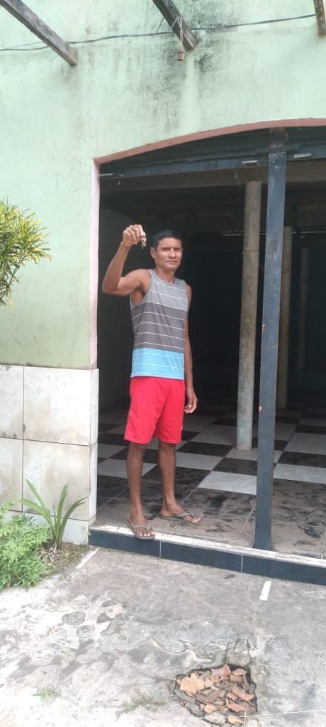 O pescador Zezinho com a chave da casa que ganhou - Foto: arquivo pessoal