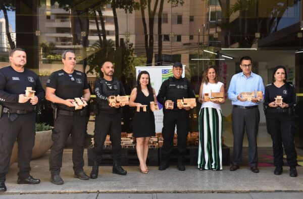 Os brinquedos foram entregues por agentes - Foto: Handressa Simão