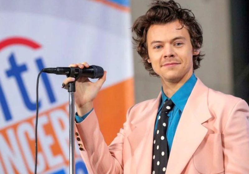 Harry Styles, uma das celebridades que participam, doou um vinil autografado para a rifa que vai ajudar a Ucrânia. A meta é chegar a 53,7 milhões de dólares . Foto: Divulgação
