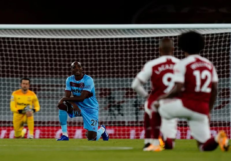 O protesto dos jogadores ajoelhados contra o racismo começou na Premier League após assassinato de George Floyd, nos EUA - Foto: Will Oliver / Pool / AFP / Getty Images