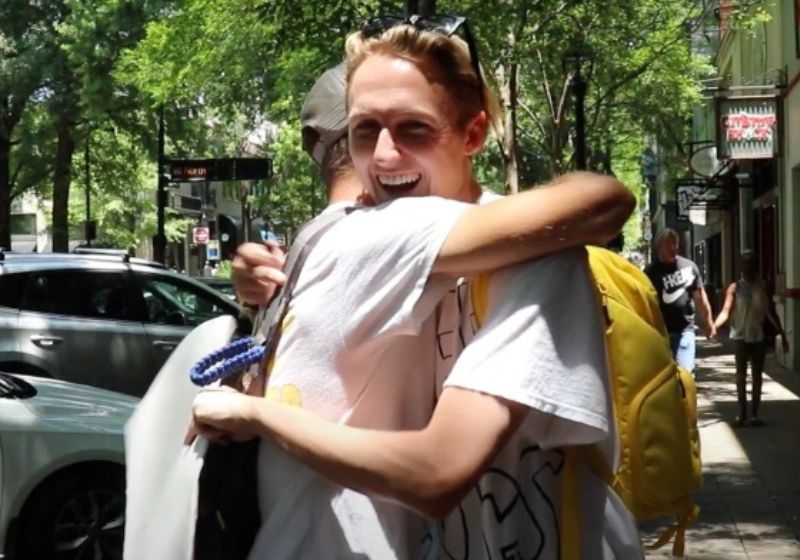 Na gravação é possível ver gente de todas as idades, raças e gêneros se aproximando para receber abraços do Zach. Foto: Reprodução/vídeo