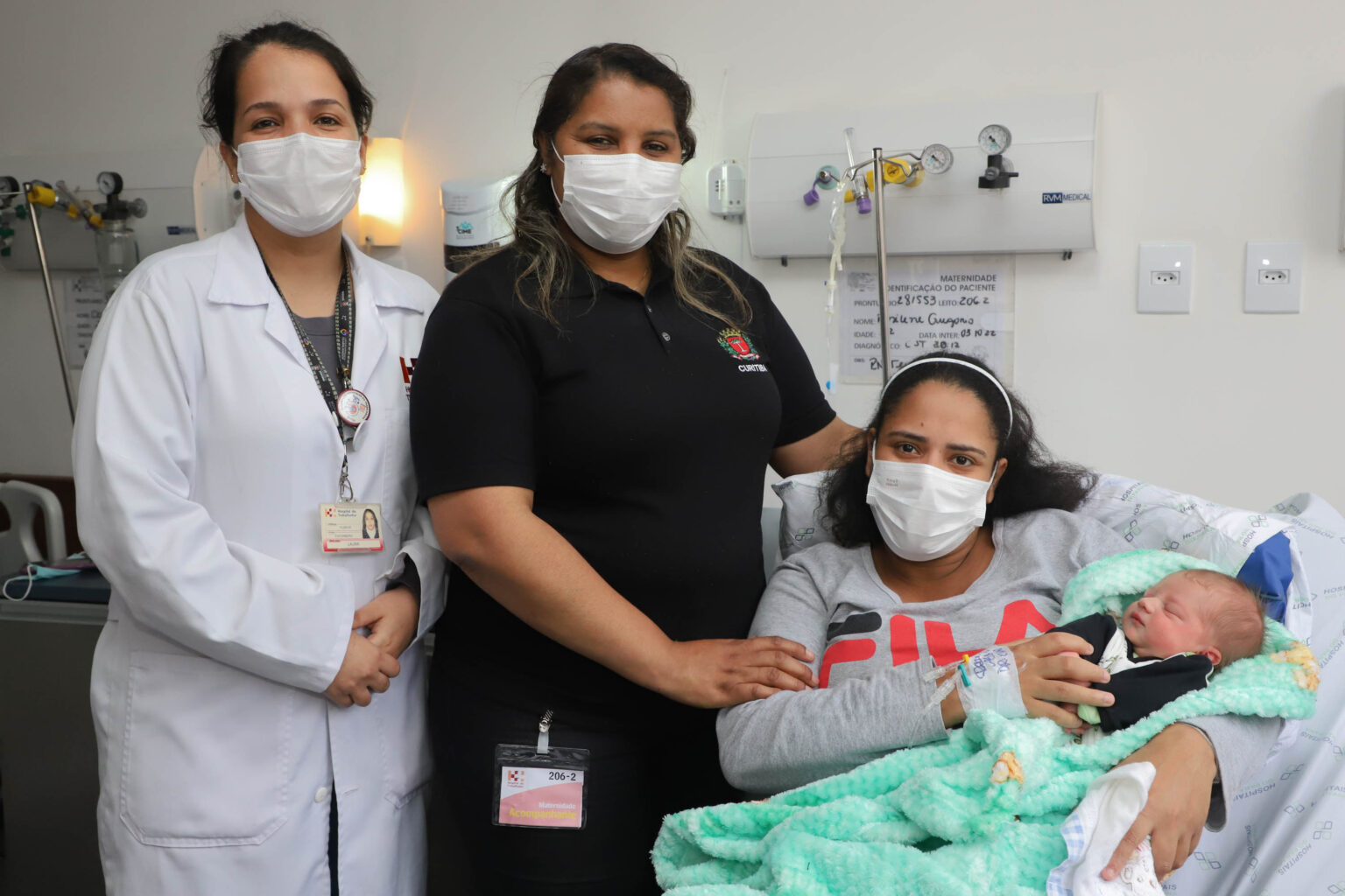 Rosilene com o filho no colo e parte da equipe que a ajudou durante o parto - Foto: Ari Dias/AEN