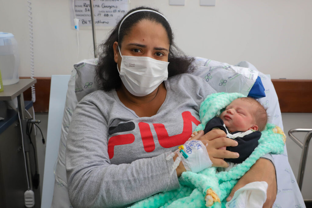 Rosilene e o filho Teodhoro Gregório, que nasceu com 3,4 quilos - Foto: Ari Dias/AEN