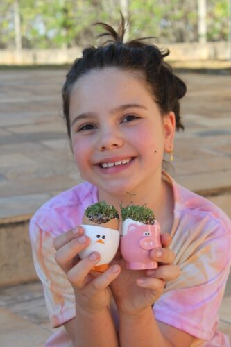 Júlia Duarte, de oito anos, e suas “bombinhas de semente”. Foto: rquivo pessoal