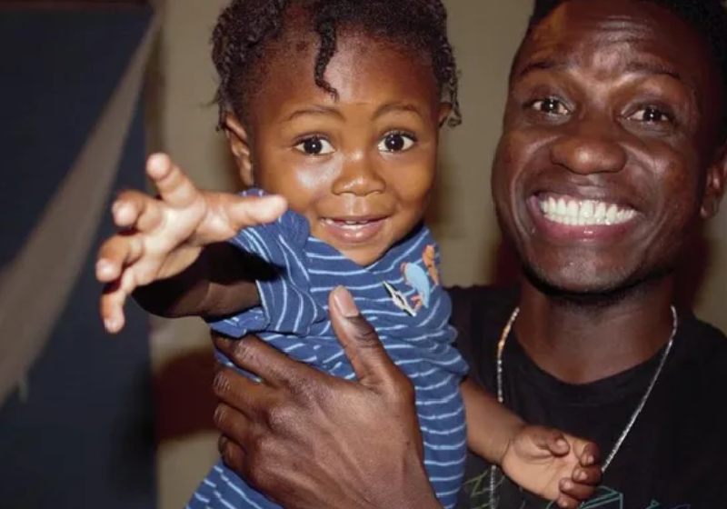 Imagem de capa para Vaquinha para bebê achado no lixo coberto de formigas bate R$ 880 mil