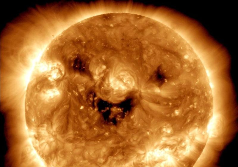 Parece um emoji de tão perfeito que ficou esse 'sorriso', captado pela Nasa num flagrante do Sol - Foto: Nasa