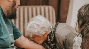 A tatuagem foi uma surpresa para a avó, que se emocionou muito com o gesto do neto. Foto: Arquivo Pessoal