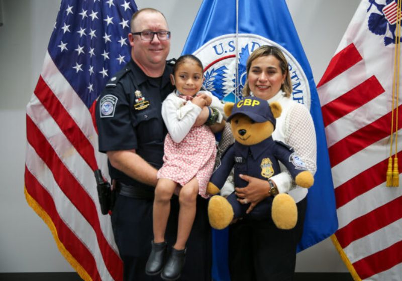 Técnico de emergência médica treinado, o policial encontrou uma mulher grávida que estava entrando em trabalho de parto no carro e salvou a vida dela e da bebê - Foto: Reprodução