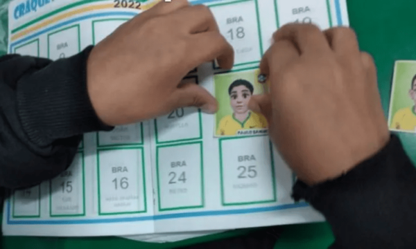 As crianças ganham figurinhas a cada tarefa cumprida - Foto: reprodução