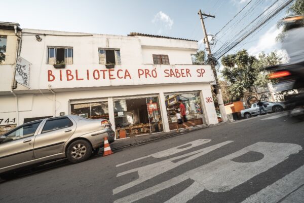 A biblioteca Pró-saber ajuda jovens da comunidade a terem acesso à leitura - Foto: reprodução