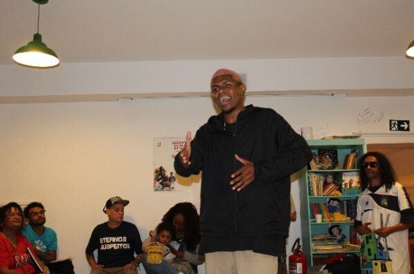 Jovens declamam poesia na última Batalha de Slam - Foto: reprodução