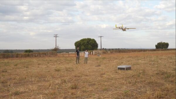 Engenheiros testam o drone, construído especialmente para o projeto - Foto: divulgação