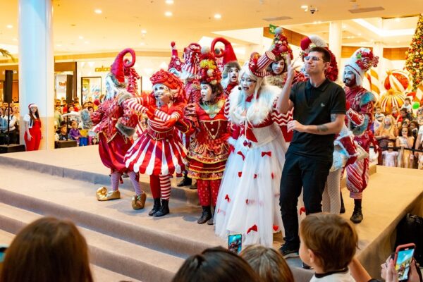 Toda a apresentação do Natal do shopping teve intérprete de Libras - Foto: Catuaí Shopping