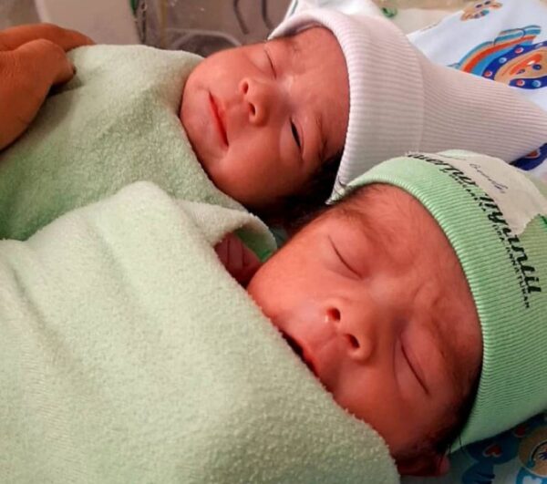 Julia e Eloise juntas, após receberem os primeiros cuidados. — Foto: Reprodução / Pró-Saúde