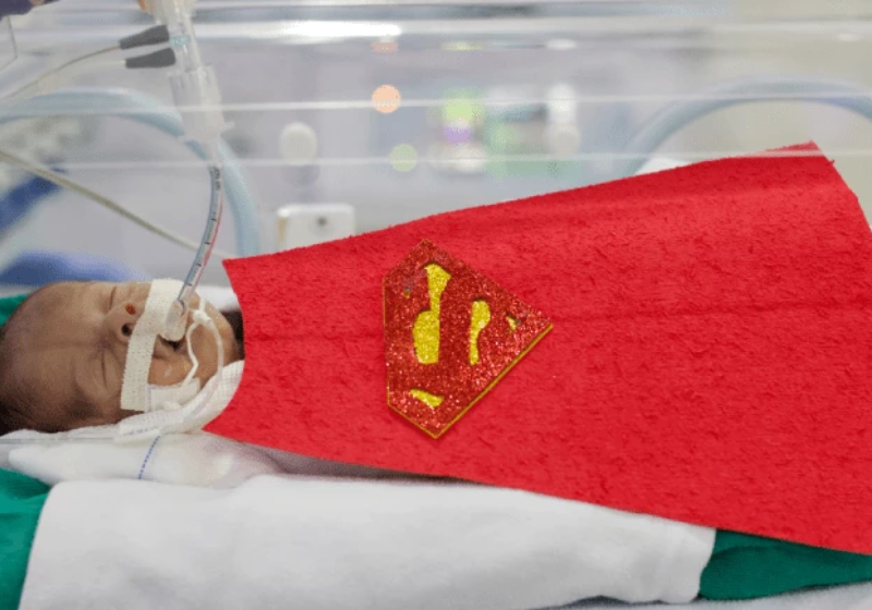 Os bebês prematuros foram vestidos de super-heróis para um ensaio super fofo - Foto: HGF