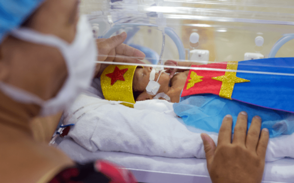 Bebê fantasiada de Mulher Maravilha - Foto: HGF