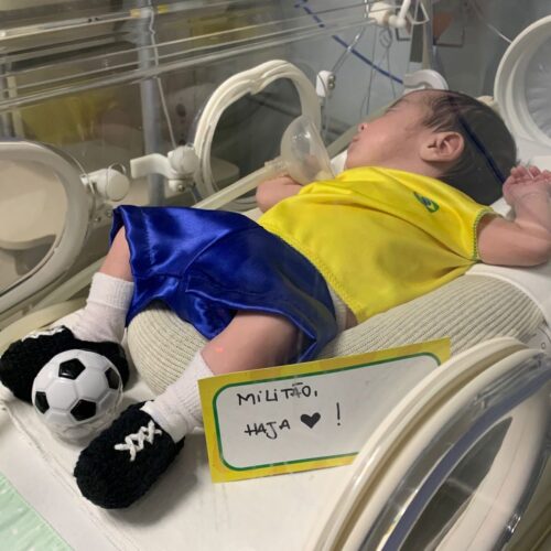Pequenos vencedores: bebês prematuros vestem a camisa do Brasil — Foto: Divulgação/HNSG