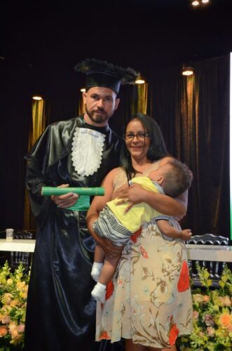 Vladimir com a esposa e o filho durante colação de grau em Teresina — Foto: Arquivo Pessoal