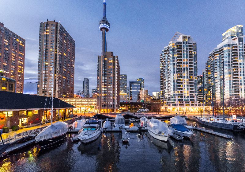 Oportunidade para trabalhar no Canadá. O país anunciou que precisa de 1,4 milhão de profissionais qualificados - Foto: Toronto / Eugene Aikimov / Unsplash