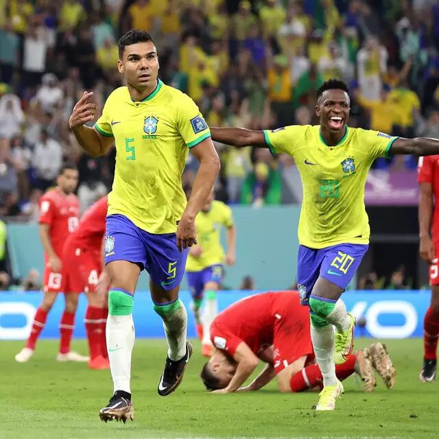 O Brasil comemora o gol de Casemiro e o jogador suÍço lamenta no chão. Foto: FIFA 