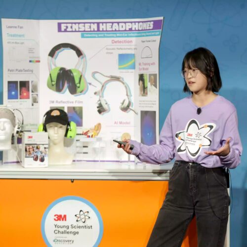 A jovem cientista apresentando o projeto dos fones de ouvido - Foto: reprodução