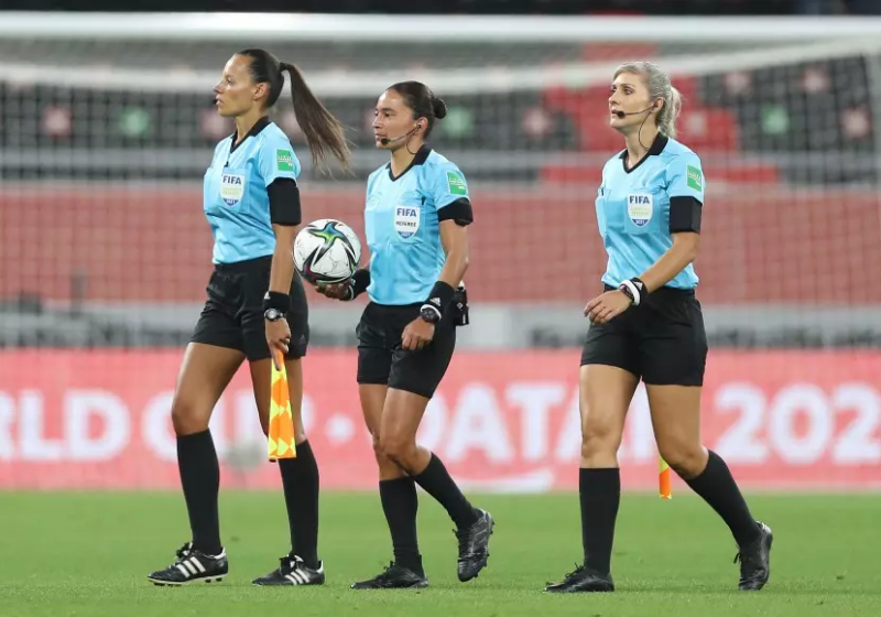 Fifa mantém trio de arbitragem da estreia na final da Copa de 2018 - Jornal  O Globo