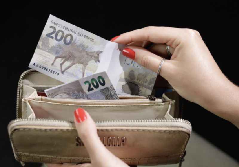 Com o pagamento do décimo terceiro avalie se é melhor pagar dívidas ou investir - Foto: Sérgio Lima / Poder 360