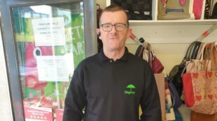 Desde 2017 ele fornece serviços gratuitos de reparo de emergência para pessoas com deficiência e idosos. Foto: Reprodução