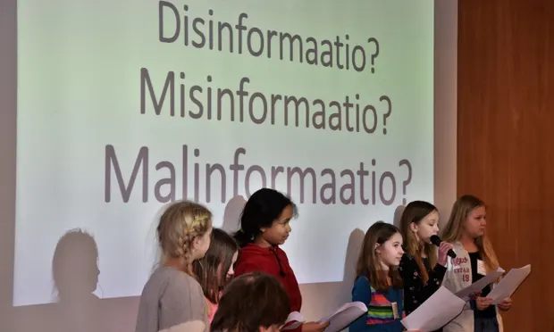 No combate às fake news, alunos em Helsinque, na Finlândia, explicam a diferença entre desinformação, informação errada e má informação. Fotografia: Satu Rakkolainen-Sossa