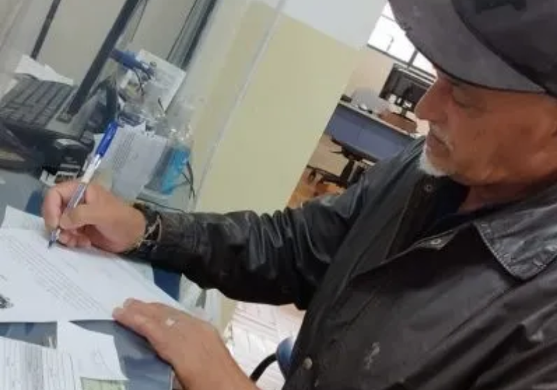 Ele morou durante anos nas ruas, passou no concurso público e acaba de assumir o cargo de pintor - Foto: Prefeitura de Taubaté