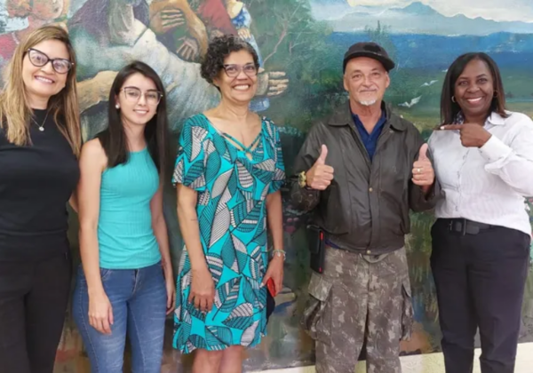 O idoso e as apoiadoras do projeto - Foto: Prefeitura de Taubaté