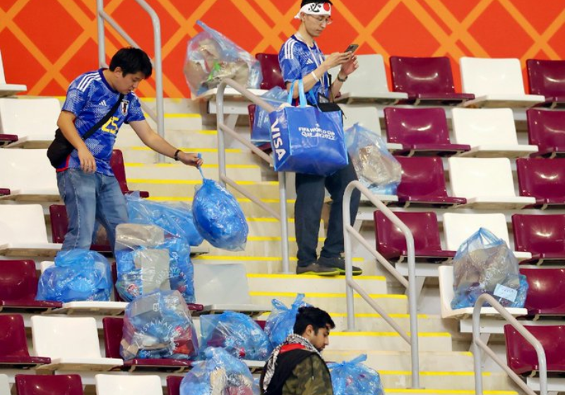 Torcedores japoneses limpam o estádio após o jogo e viralizam - Foto: reprodução Twitter Fifa