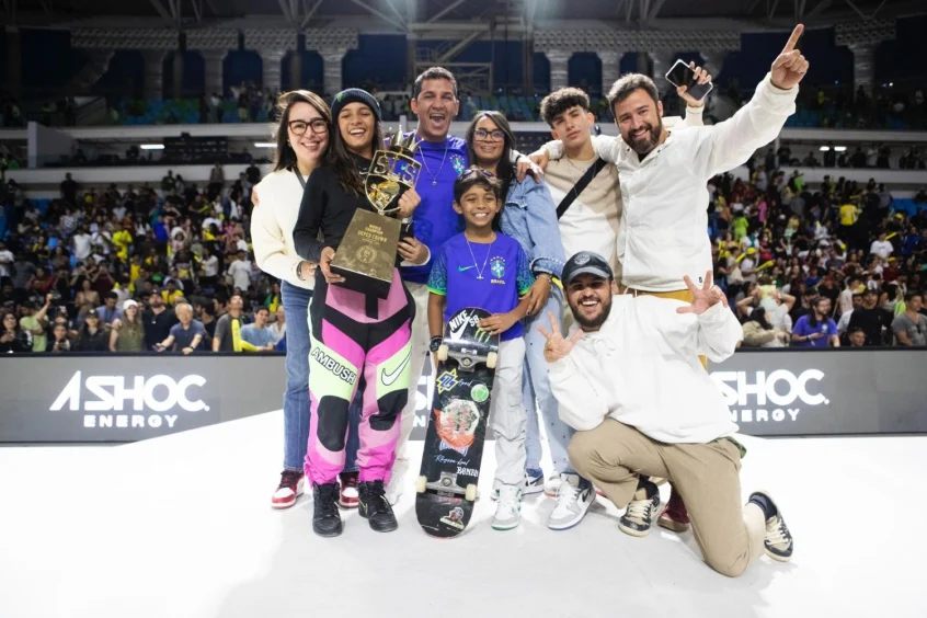 Ao lado da família e da sua equipe, a Fadinha Laryssa Leal comemora o título do mundial de Skate no Rio de Janeiro - Foto: Paulo Macedo