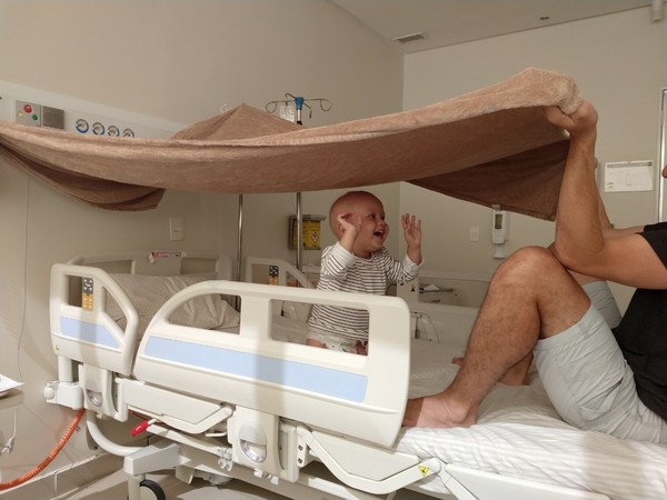 Leonardo Câmara, com o filho Daniel, brincando de barraquinha no hospital — Foto: Arquivo pessoal