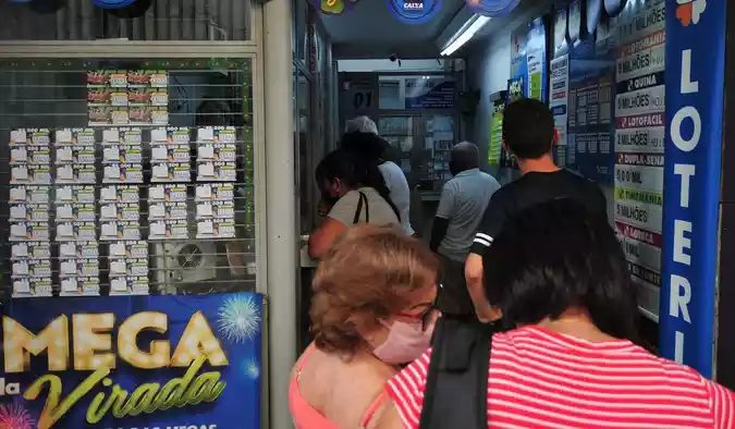 Aplicada na poupança, a bolada da Mega da Virada rende por mês R$ 2,7 milhões - Foto: Alexandre Guzanshe / EM / D.A Press 