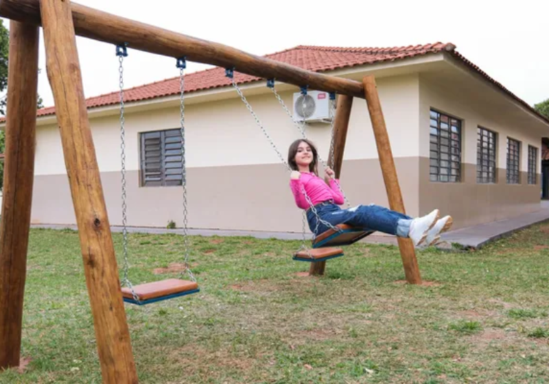 Ana passou a vender pulseiras de miçanga para arrecadar dinheiro e construir um parque na escola onde estuda — Foto: Elvis Costa
