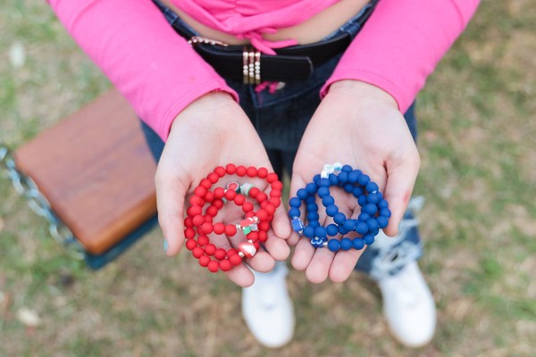 Ana produzia e vendia todas as pulseiras — Foto: Elvis Costa
