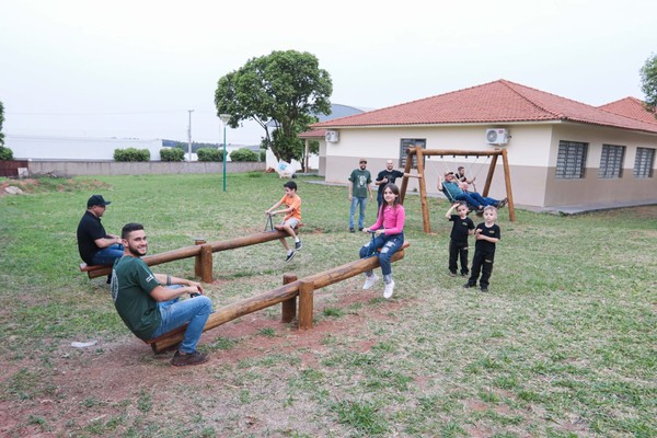 Com o parque finalizado, ela comemorou com todos os envolvidos— Foto: Elvis Costa