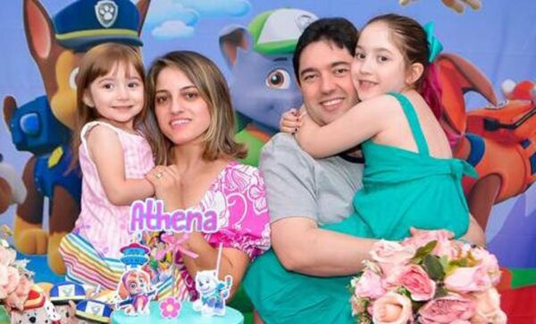 Athena, o pai Daniel, a mãe Daniela e a irmã = Foto: arquivo pessoal
