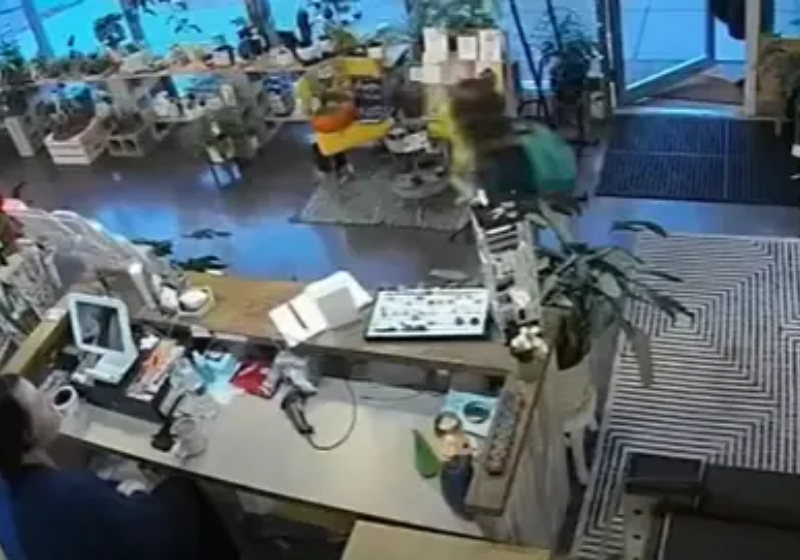 O menino se livra do sequestro ao pedir para a caixa da loja fingir ser mãe dele. Foto: reprodução