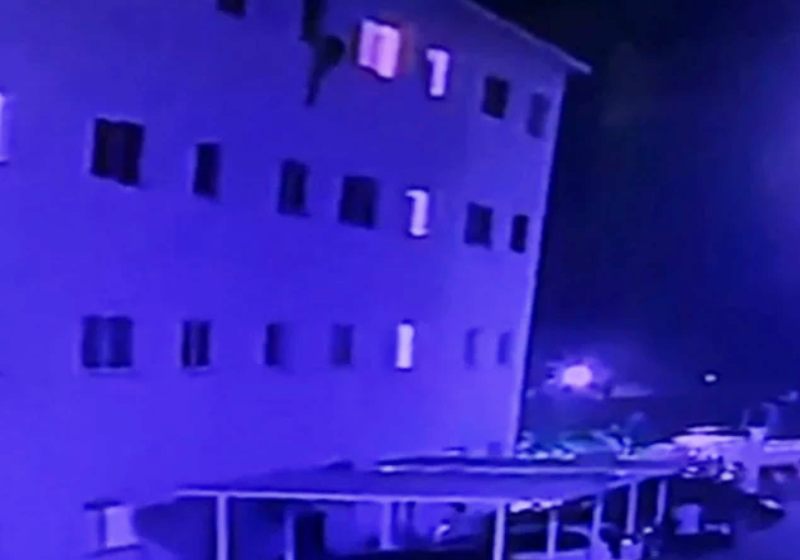 A criança estava pendurada e despencou do 3º andar do prédio, mas felizmente a mulher conseguiu agarrar e salvá-la - Foto: câmeras de segurança