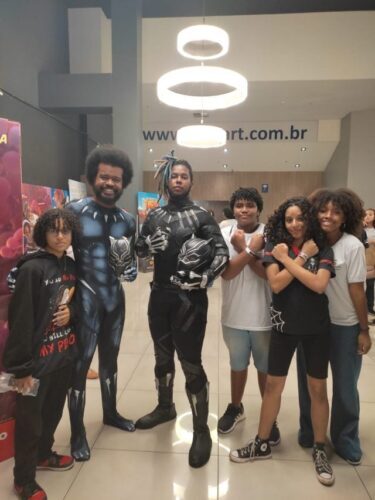 Alunos de escola municipal posam ao lado de personagens - Foto: Nicole Vasques