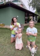 Os gatinhos foram adotados pelas filhas do fazendeiro, mas Louro está sempre por perto. Foto: Reprodução